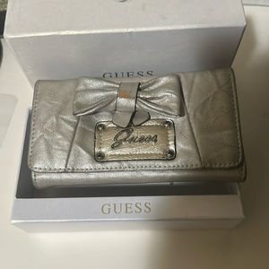 GUESS sliver wallet